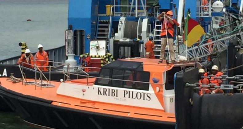 Une pilotine sur les berges de Mboro